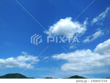 夏空に浮かぶ白雲と里山の風景 夏空に浮かぶ白雲と里山の風景 140647258