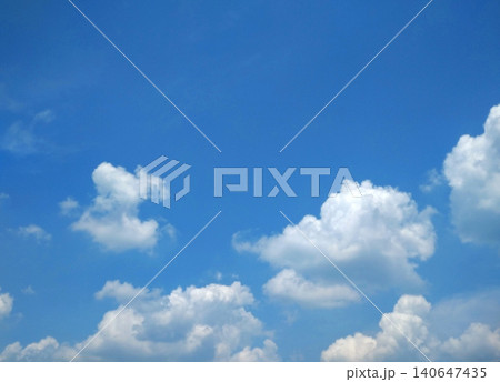 青空に広がる入道雲と夏のコピースペース 青空に広がる入道雲と夏のコピースペース 140647435