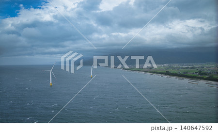 梅雨入りした富山湾沿岸の洋上風力発電風車の強風の中の様子 140647592
