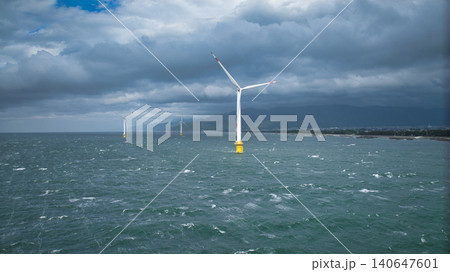 梅雨入りした富山湾沿岸の洋上風力発電風車の強風の中の様子 140647601