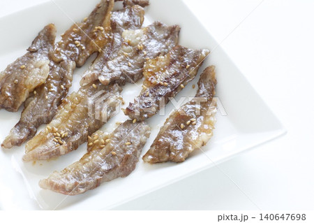 お皿に盛り付けたカルビ焼肉 140647698