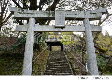 福岡県朝倉市 秋月城跡の垂裕神社鳥居と秋月城黒門 福岡県朝倉市 秋月城跡の垂裕神社鳥居と秋月城黒門 140647849