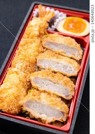 おいしいエビフライとヒレカツのトンカツ弁当 おいしいエビフライとヒレカツのトンカツ弁当 140648023