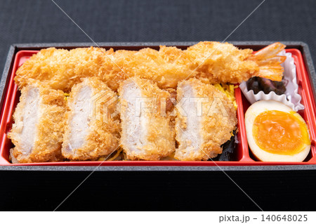おいしいエビフライとヒレカツのトンカツ弁当 140648025