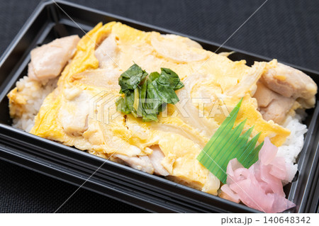 おいしい親子丼弁当 おいしい親子丼弁当 140648342