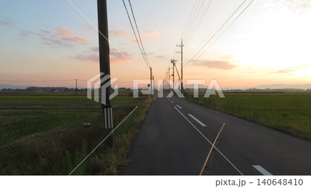 夕焼けの農道 夕焼けの農道 140648410