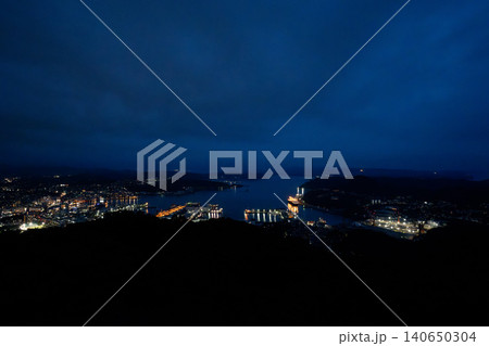 高台から望む佐世保港の夜景と街明かり 高台から望む佐世保港の夜景と街明かり 140650304