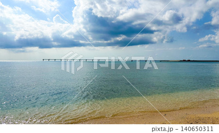瀬長島ウミカジテラス付近から望むエメラルドグリーンの海と滑走路延長上の誘導灯 瀬長島ウミカジテラス付近から望むエメラルドグリーンの海と滑走路延長上の誘導灯 140650311