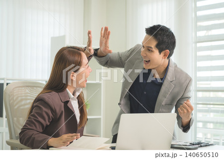 Professional Mentoring and Knowledge Sharing in Modern Office 140650510
