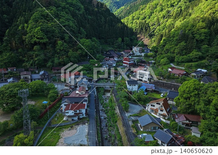 広島県湯来温泉街を新緑の山並みとともに俯瞰した空撮写真 広島県湯来温泉街を新緑の山並みとともに俯瞰した空撮写真 140650620