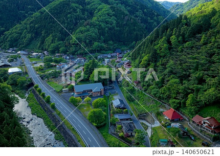 広島県湯来温泉街と新緑の山並みを斜め俯瞰した空撮写真 広島県湯来温泉街と新緑の山並みを斜め俯瞰した空撮写真 140650621