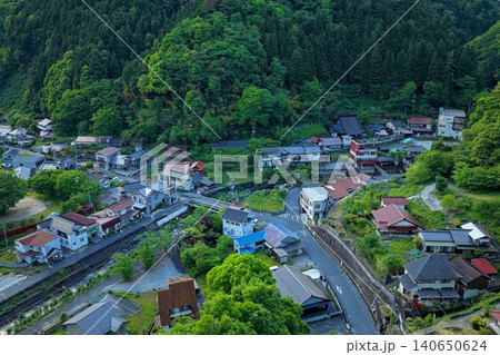 広島県湯来温泉街を新緑の山並みとともに俯瞰した空撮写真 広島県湯来温泉街を新緑の山並みとともに俯瞰した空撮写真 140650624