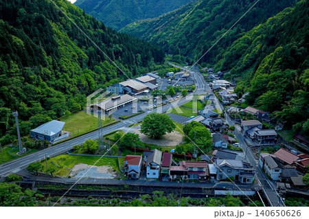 広島県湯来温泉街の山間集落を斜め俯瞰した空撮写真 広島県湯来温泉街の山間集落を斜め俯瞰した空撮写真 140650626