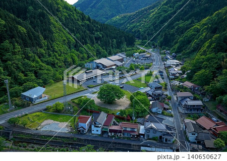 広島県湯来温泉街と新緑の山並みを俯瞰した空撮写真 140650627