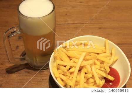 居酒屋のポテトフライとビール 140650913