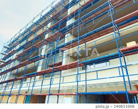 Construction work on a building with scaffolding set up during daytime in an urban area Construction work on a building with scaffolding set up during daytime in an urban area 140651006