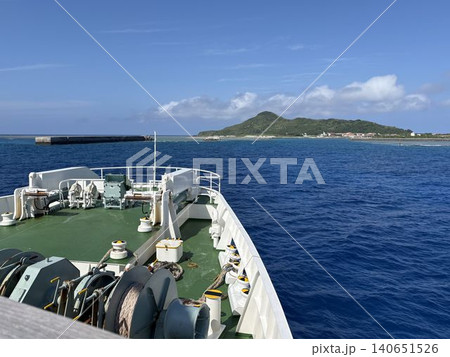久米島から那覇へ向かうフェリーから望む海と島の風景 140651526