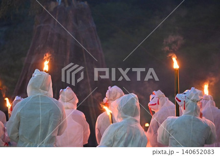 那須御神火祭の松明行列　栃木 140652083