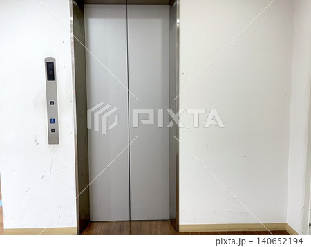 建物の廊下にある屋内エレベーターの正面 建物の廊下にある屋内エレベーターの正面 140652194
