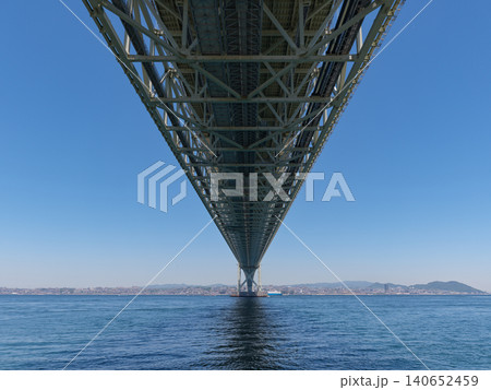 明石海峡大橋を真下から捉えたシンメトリー構図 明石海峡大橋を真下から捉えたシンメトリー構図 140652459