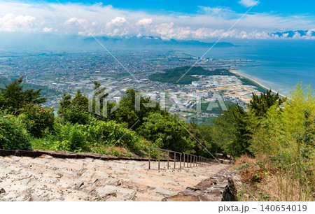 讃岐平野と瀬戸内海を望む高屋神社の石段 讃岐平野と瀬戸内海を望む高屋神社の石段 140654019