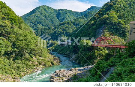赤い橋が彩る大歩危峡の初夏風景 赤い橋が彩る大歩危峡の初夏風景 140654030
