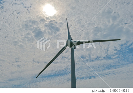 印象的な雲空にそびえる風力発電風車 140654035