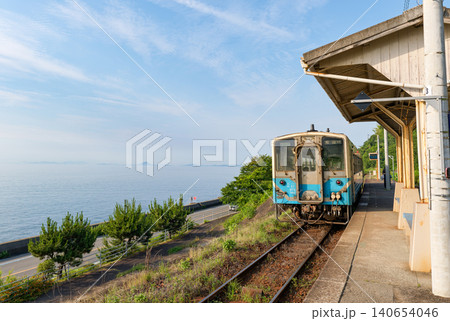 下灘駅に停車する列車と瀬戸内海の風景 140654046