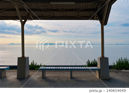 下灘駅から望む瀬戸内海の絶景 下灘駅から望む瀬戸内海の絶景 140654049