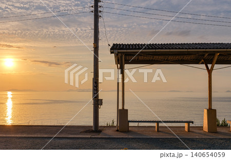 瀬戸内海を望む下灘駅ホームの夕景 瀬戸内海を望む下灘駅ホームの夕景 140654059