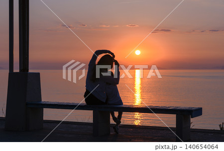 下灘駅で夕日を眺める親子 下灘駅で夕日を眺める親子 140654064