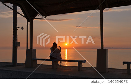 夕暮れの下灘駅と親子のシルエット 夕暮れの下灘駅と親子のシルエット 140654078