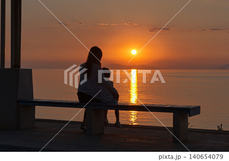 下灘駅で夕日を眺める親子のひととき 140654079