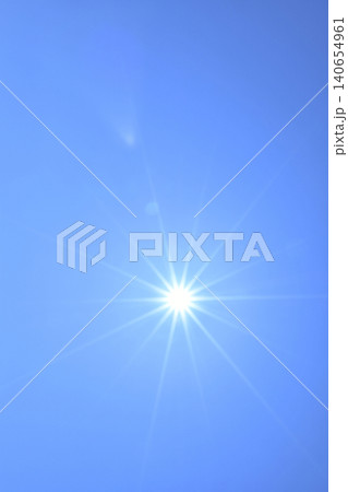 青空と太陽　直射日光　フリースペースイメージ（ fix撮影 ） 140654961