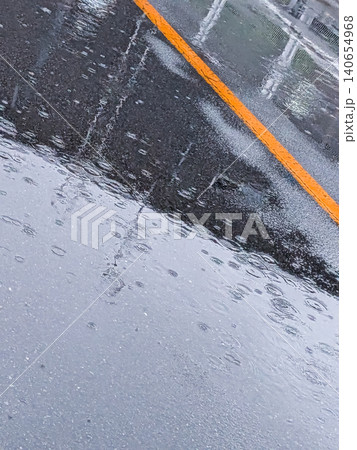 雨に濡れた道路と水紋 ／ 梅雨や悪天候を表現する都市風景素材 140654968