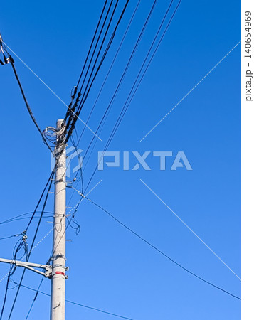 青空と電柱・電線が伸びる都市インフラ風景 青空と電柱・電線が伸びる都市インフラ風景 140654969