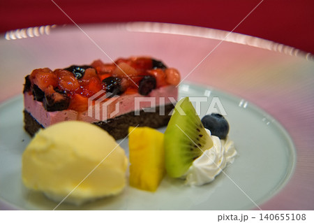 フルーツケーキとアイスクリーム 140655108