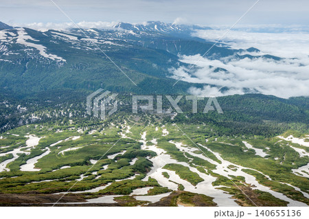 残雪残る初夏の旭岳 登山中の風景 残雪残る初夏の旭岳 登山中の風景 140655136