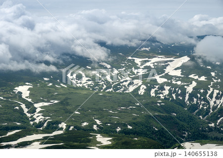 残雪残る初夏の旭岳 登山中の風景 残雪残る初夏の旭岳 登山中の風景 140655138