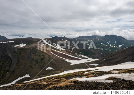 残雪残る初夏の旭岳 登山中の風景 残雪残る初夏の旭岳 登山中の風景 140655145