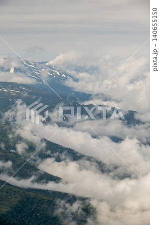 残雪残る初夏の旭岳 登山中の風景 残雪残る初夏の旭岳 登山中の風景 140655150