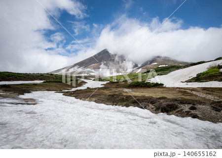 残雪残る初夏の旭岳 登山中の風景 残雪残る初夏の旭岳 登山中の風景 140655162