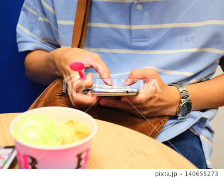 スマホを見ている男性の手元 スマホを見ている男性の手元 140655273