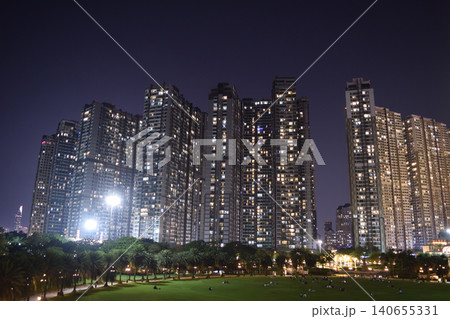 ベトナム・ホーチミン 夜の高層マンション(ビンホームズセントラルパーク) 140655331