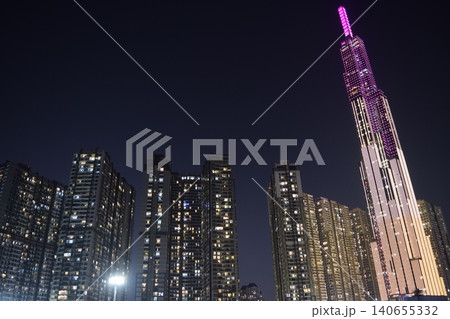 ホーチミン 夜のランドマーク81と高層マンション 140655332