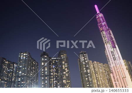 ホーチミン 夜のランドマーク81と高層マンション 140655333