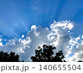 雲の向こうに後光がさす光景 140655504