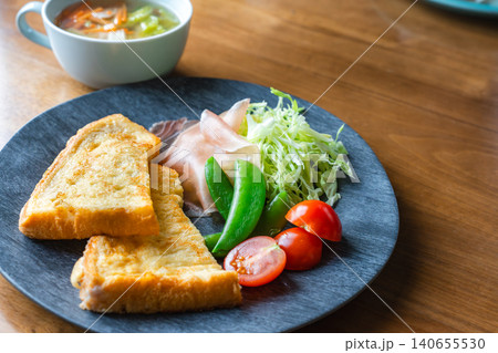 木製テーブル上のフレンチトースト朝食セット 140655530