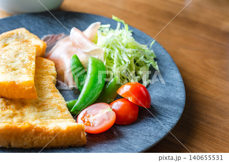 皿に盛られたミニトマトとスナップエンドウと生ハムの接写 皿に盛られたミニトマトとスナップエンドウと生ハムの接写 140655531