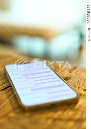 メッセージ画面が表示されたスマートフォン 140656181